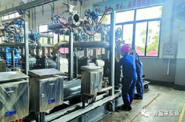 永利登录官网-永利(中国)生产线员工正在组装化工成套机组