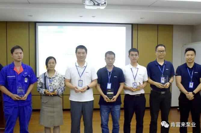 永利登录官网-永利(中国)陈迪总经理为突出贡献团队代表颁奖